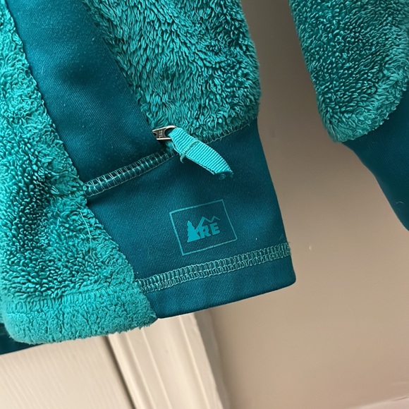 REI Girls’ Jacket. Size M (10-12). Green color and fuzzy texture. - Picture 5 of 6